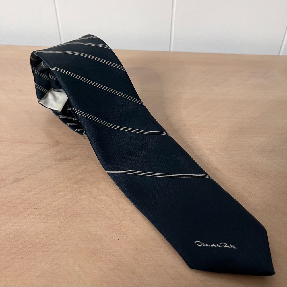Oscar de la Renta Navy Blue Striped Men's Tie